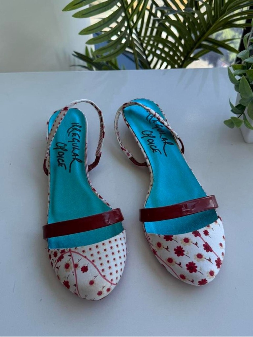CUTEST Vtg Irregular Choice White Floral Slingback Sandal Flats w Red Accents- 7
